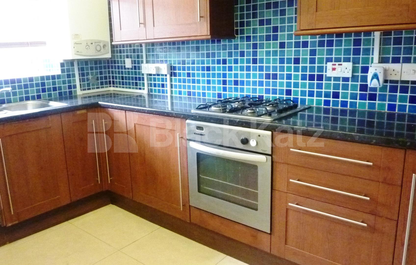 			IDEAL FOR 3 SHARERS!, 2 Bedroom, 1 bath, 1 reception Flat			 Rochester Square, CAMDEN  